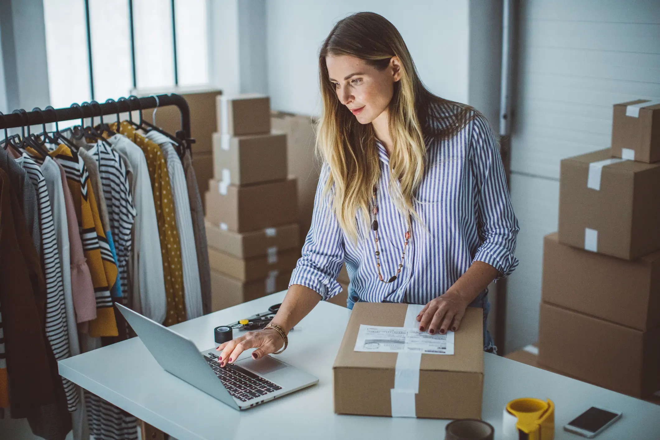 Mujer gestionando una tienda online desde su laptop, facilidad de uso